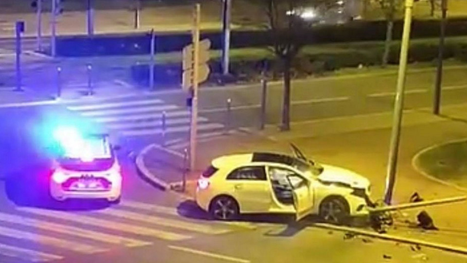 Près de Lyon : un mineur s'encastre dans un poteau après une course-poursuite