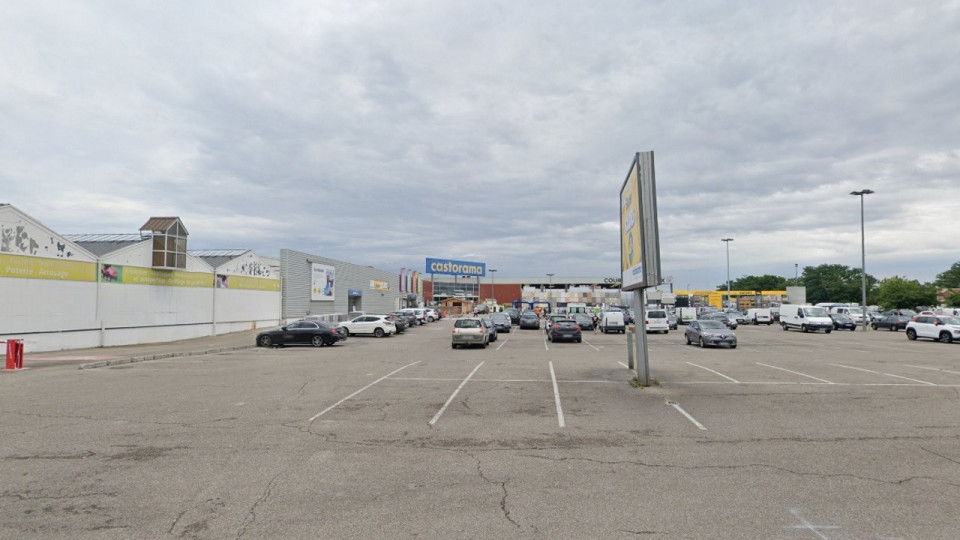 Quels centres commerciaux et magasins non-alimentaires de plus de 10 000 m2  sont fermés dans le Rhône ?