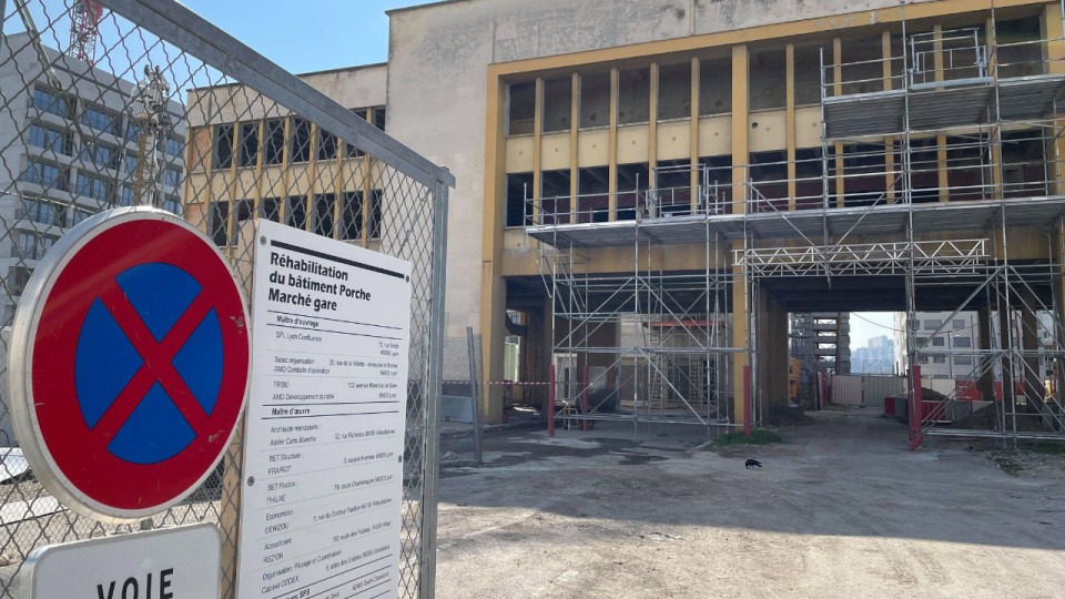 Lyon : un incendie sur un chantier de la Confluence