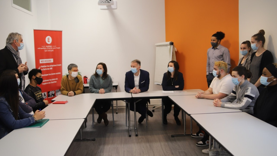 "On vient combler une lacune de l'Etat" : la Métropole de Lyon lance son Revenu Solidarité Jeunes