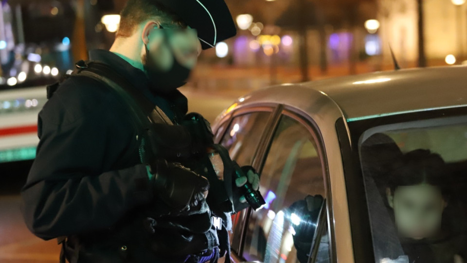 Près de Lyon : appelé par la police pour récupérer sa fille non-respectueuse du couvre-feu, il débarque et agresse l'adolescente