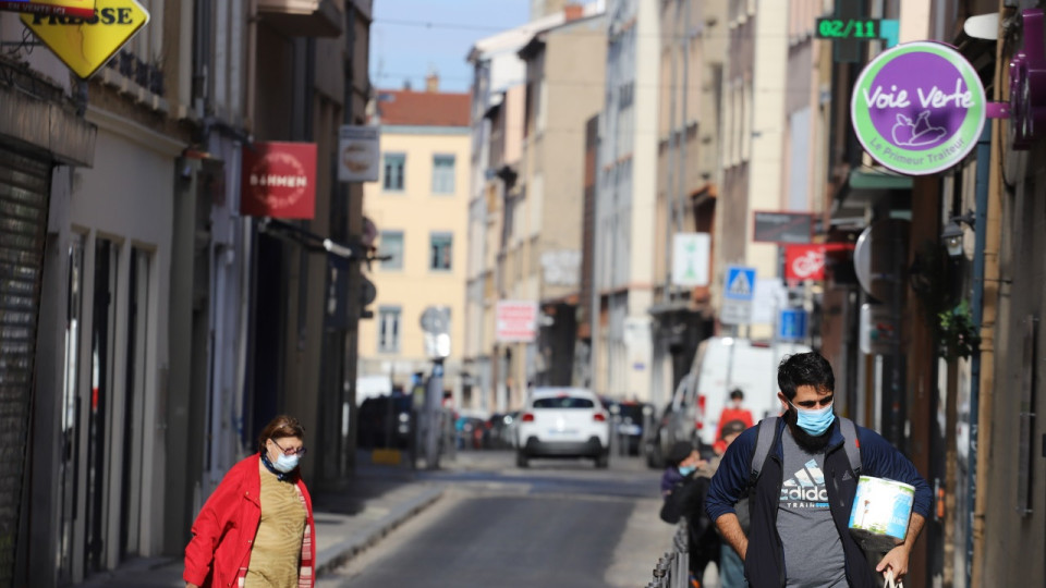 Fermeture des commerces non-essentiels, déplacements interdits à plus de 10 km : le Rhône et Lyon se reconfinent