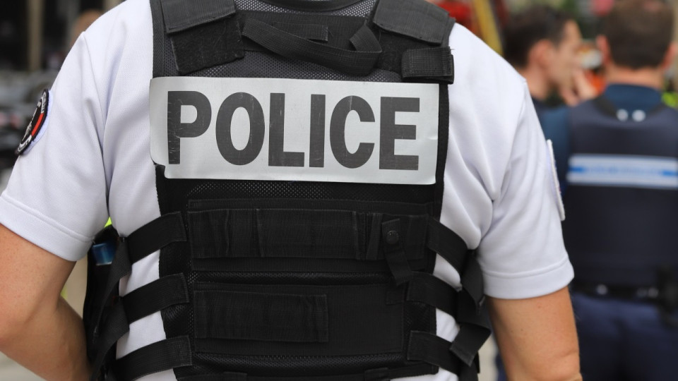 Lyon : il essaye de cambrioler une épicerie et se cache entre deux voitures