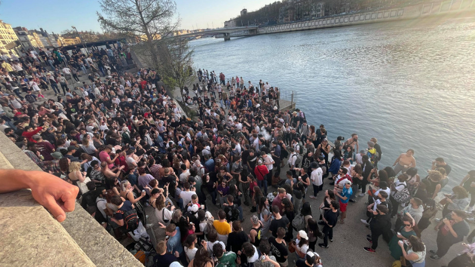 Lyon : gros rassemblement festif et sans masque sur les quais de Saône, la préfecture va traquer les organisateurs