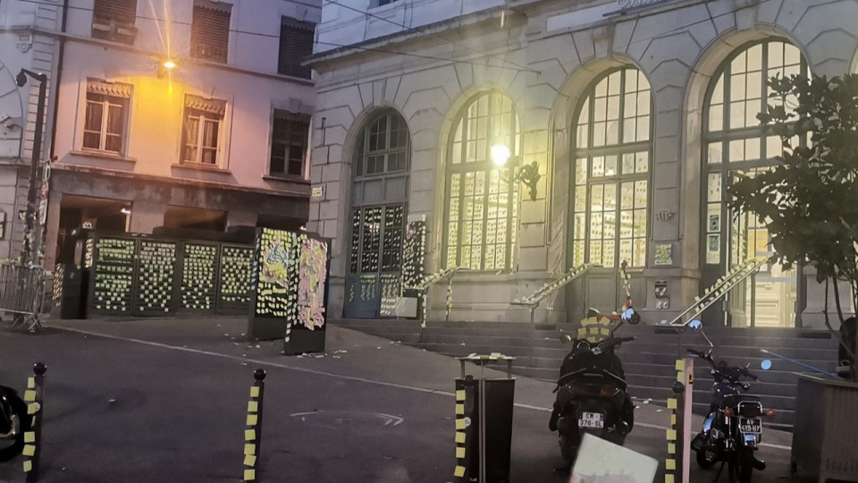 Lyon : la place Saint-Paul recouverte de post-it