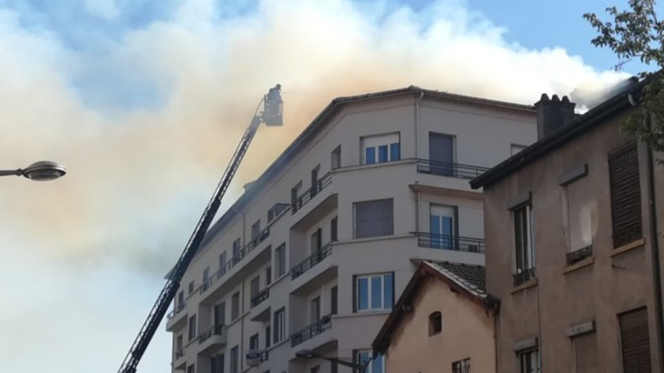 Un immeuble en feu près de Lyon