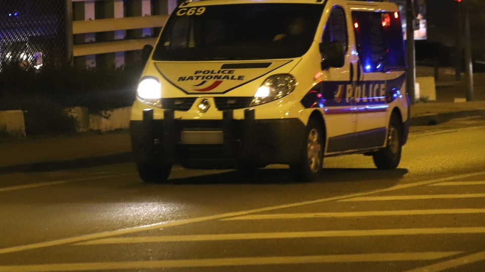 Près de Lyon : il frappe sa conjointe devant leurs trois enfants