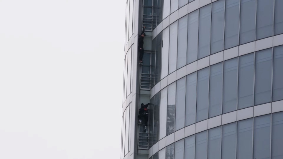 Lyon : ils escaladent la tour Oxygène à mains nues