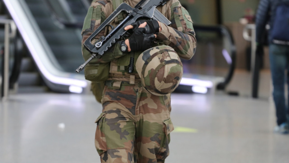 Lyon : il hurle "vive les juifs et nique l'arm&eacute;e" puis tente de saisir le Famas d'un militaire