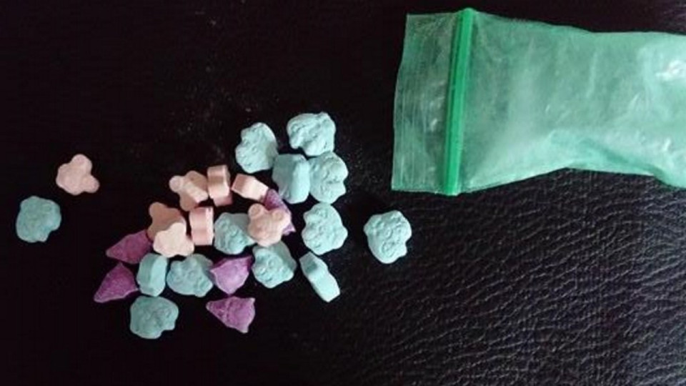 Lyon : elle achète des draps sur internet et trouve 5 kg d'ecstasy dans le colis