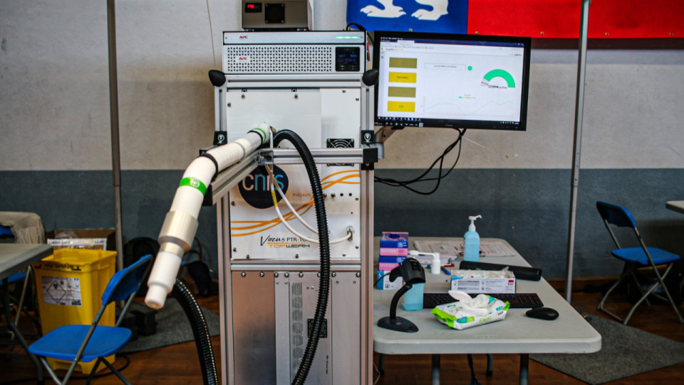 "Soufflez, vous êtes testés" : avec Covid-air, des chercheurs lyonnais développent une machine de dépistage révolutionnaire