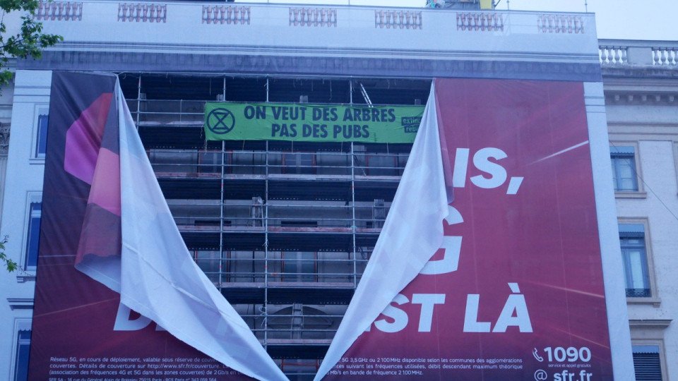 Lyon : les militants antipub d’Extinction Rebellion découpent la grande bâche 5G de SFR