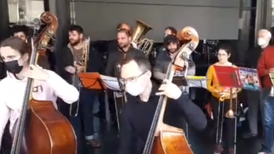 Un orchestre symphonique s'installe devant l'Opéra de Lyon