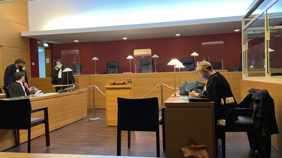 Rh&ocirc;ne : exasp&eacute;r&eacute;e par sa ni&egrave;ce, il la vise avec un faux fusil