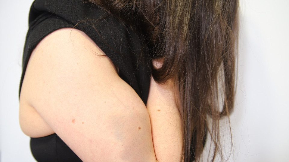 Pr&egrave;s de Lyon : arm&eacute; d&rsquo;une chaussure, il frappe sa femme au visage