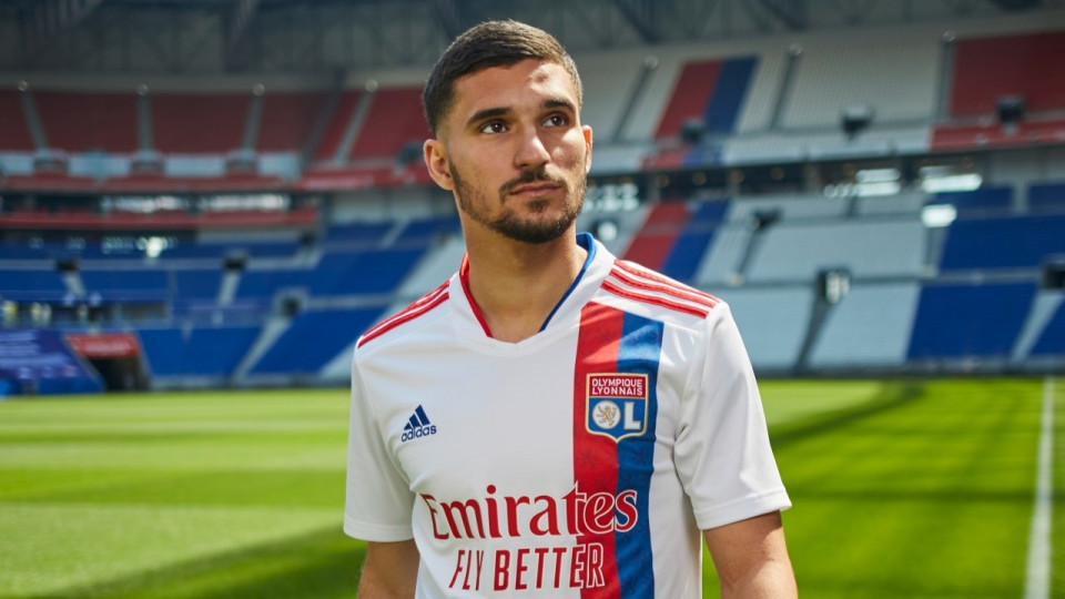 La bande rouge et bleue fait son retour sur le maillot de l'OL !  (officiel)
