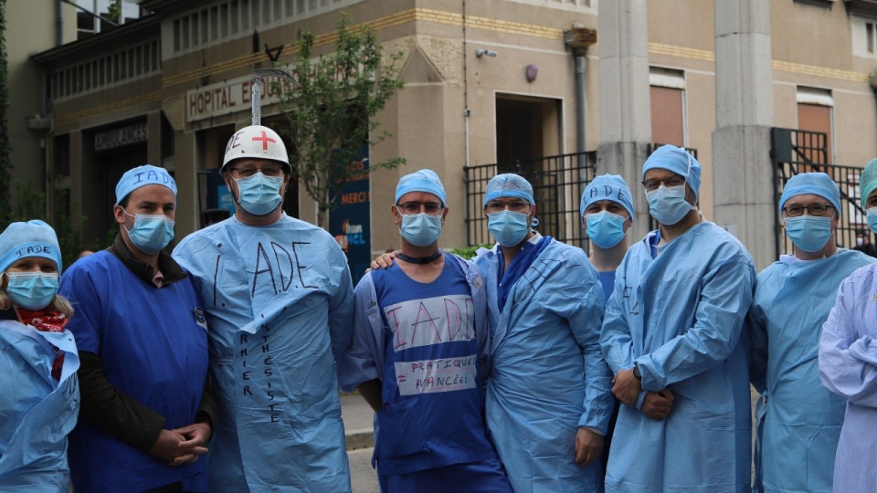 Visite d’Olivier Véran à Lyon : plusieurs dizaines de soignants manifestent devant l’hôpital Edouard Herriot