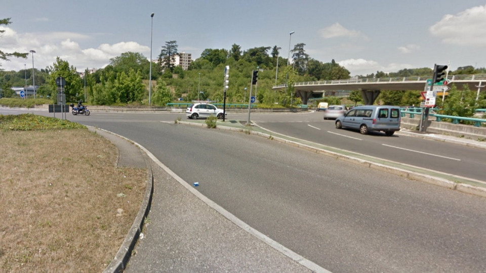 Un camion se couche sur un rond-point à Tassin