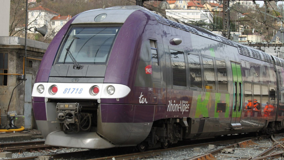 Près de Lyon : une voiture percutée par un train à un passage à niveau