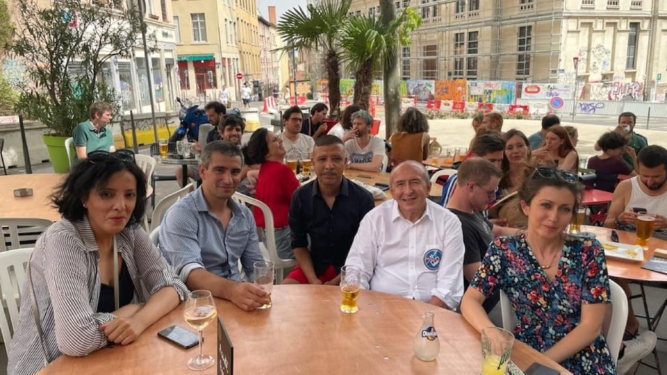 Lyon : près de 300 opposants au téléphérique place Bellecour, Gérard Collomb présent