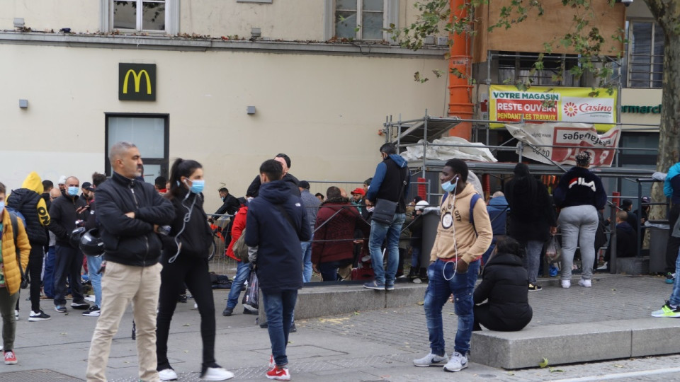 Renforts policiers, piétonnisation, délocalisation du "marché sauvage" : ce qu’ont donné les ateliers participatifs pour "mieux vivre ensemble la place du Pont" à Lyon