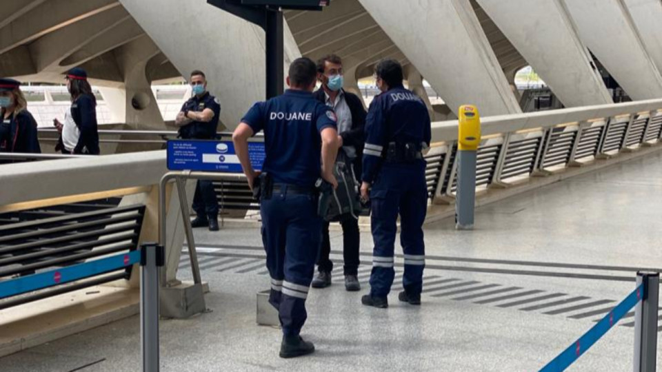 Retour de vacances : de la viande, des médicaments et des articles contrefaits saisis à l'aéroport de Lyon