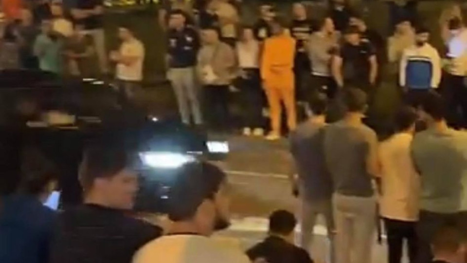 Près de Lyon : des centaines de personnes encore rassemblées pour un défilé de voitures à Bron