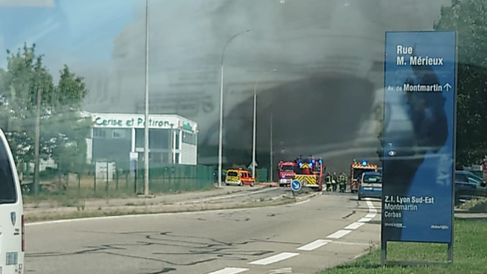 Près de Lyon : un entrepôt en proie aux flammes à Corbas