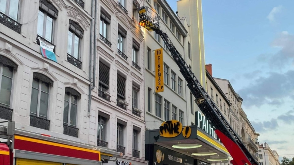 Alerte incendie à Lyon : les pompiers déploient la grande échelle rue de la République