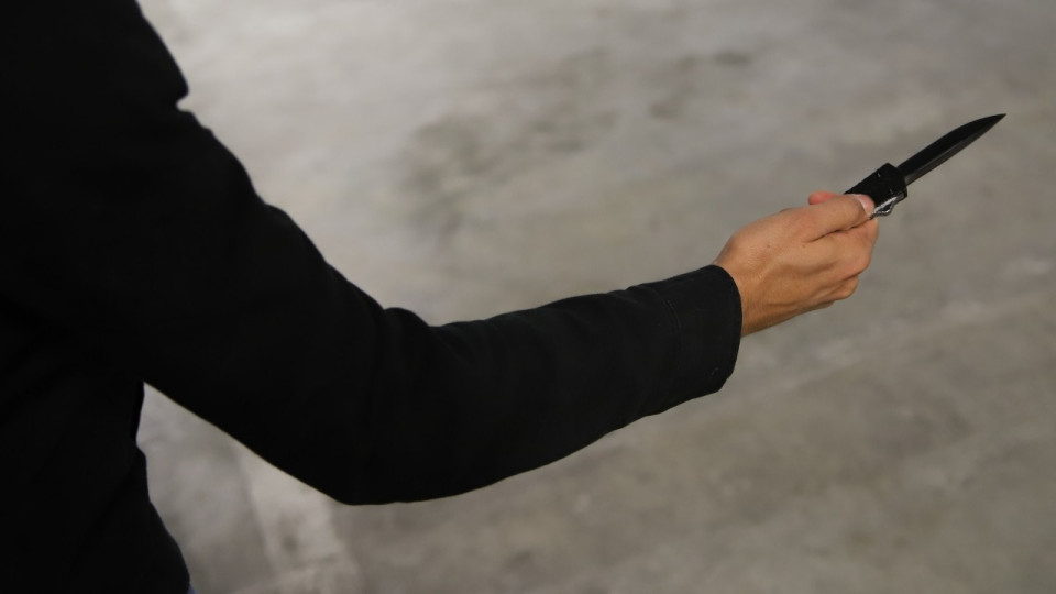 Pr&egrave;s de Lyon : il menace sa femme et ses enfants avec un couteau