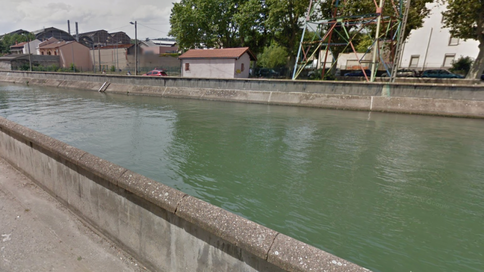 Pr&egrave;s de Lyon : l&rsquo;enfant veut r&eacute;cup&eacute;rer son ballon dans l&rsquo;eau, son oncle se noie en tentant de l&rsquo;aider