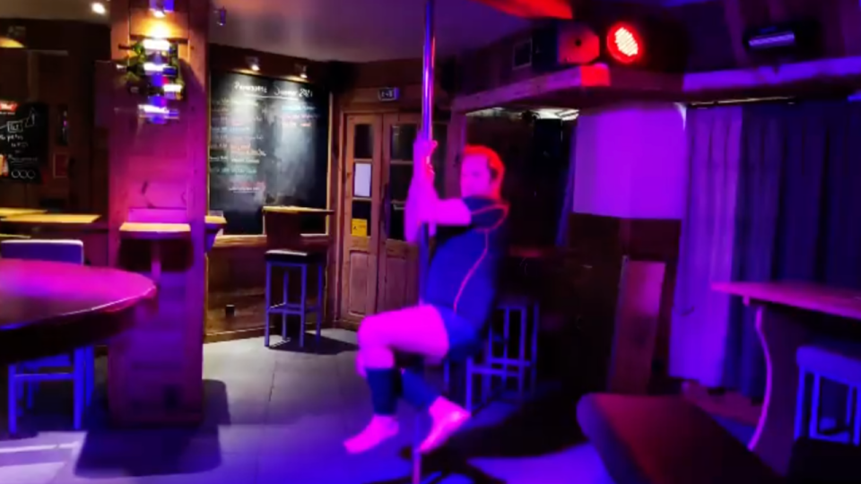 Pour célébrer les 2 millions d’entrées de Kaamelott, JC Hembert se met à la pole dance