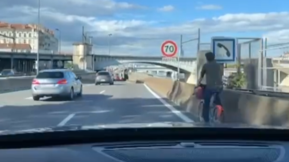 Lyon : il emprunte la M7 en Velo'V - VIDEO