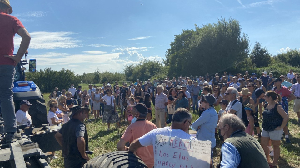 Une centaine de personnes réunies à Charly contre le projet de cimetière de la Métropole de Lyon