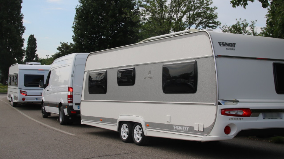 Près de Lyon : une centaine de caravanes de gens du voyage s'installent dans un champ