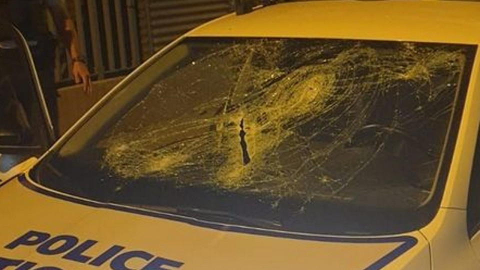 Lyon : une voiture de police reçoit une chaise en plein pare-brise