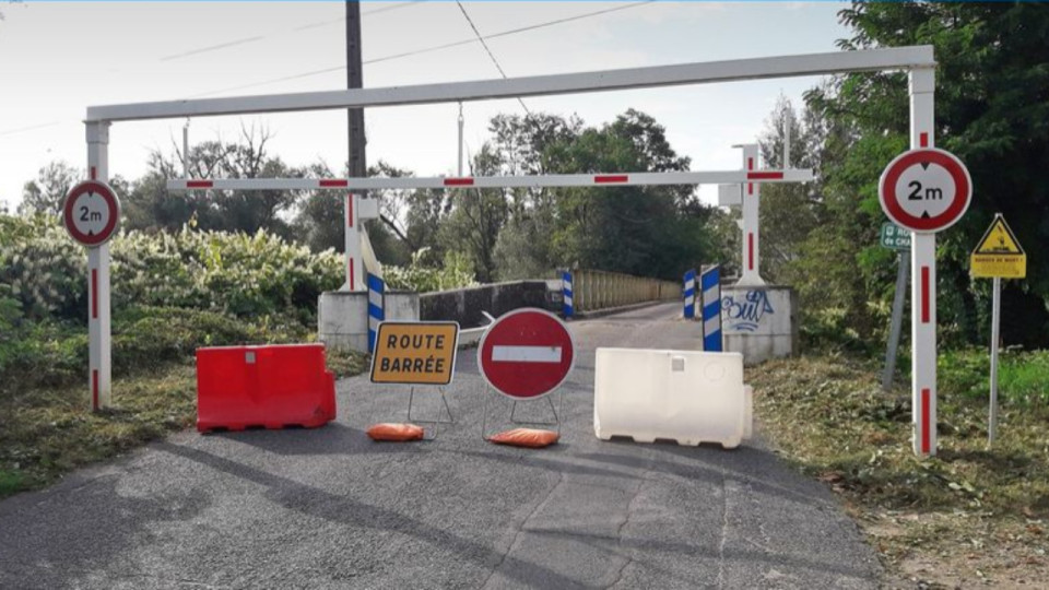 Près de Lyon : le pont de l'Azergues fermé pour deux mois après le passage d'un véhicule hors-gabarit