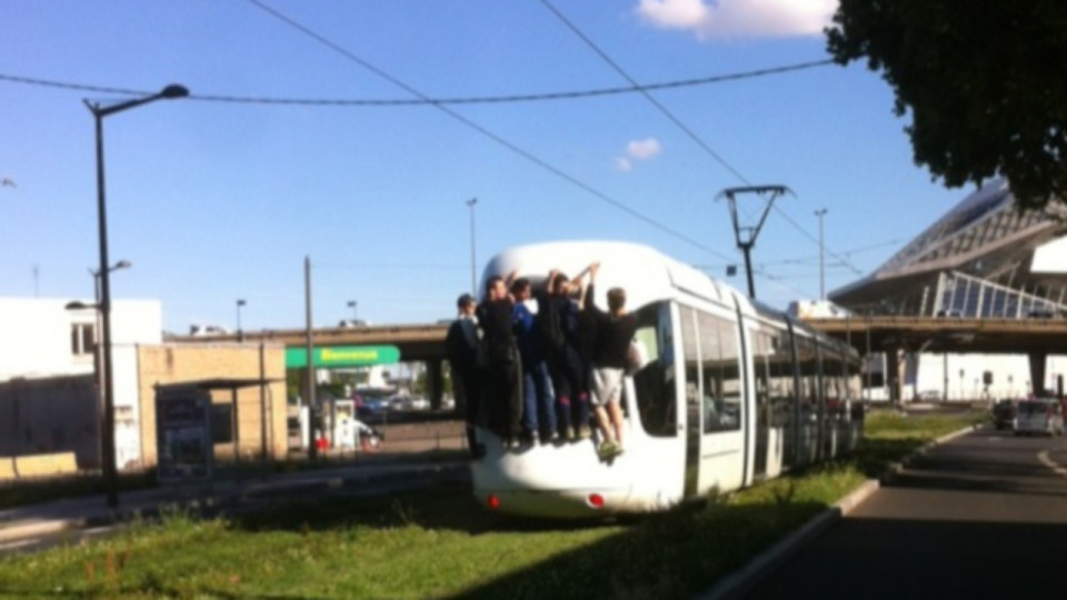 Près de Lyon : un ado grièvement blessé en faisant du tram surfing