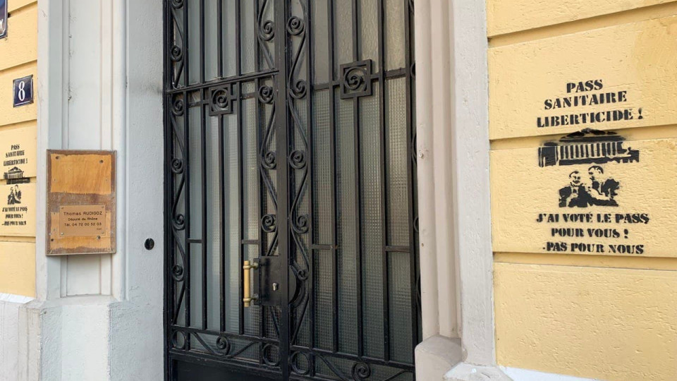 Les permanences de trois députés du Rhône taguées par les anti-pass sanitaire