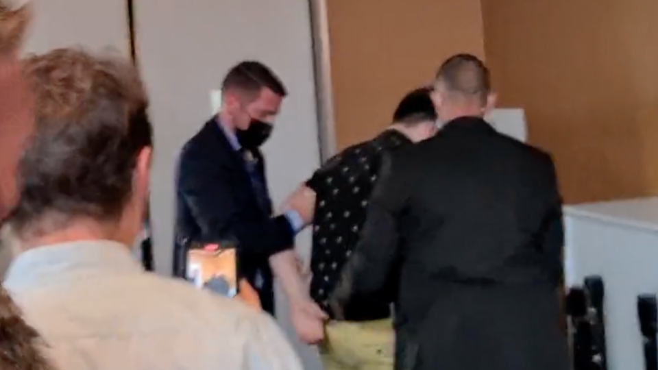 Emmanuel Macron victime d’un jet d’oeuf à Lyon : la piste de l’extrême-gauche ?