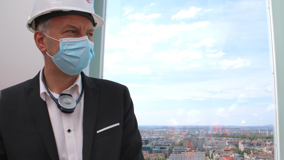 Bruno Bernard visite le chantier du téléphérique de Toulouse le jour de l’annonce d’un nouveau retard