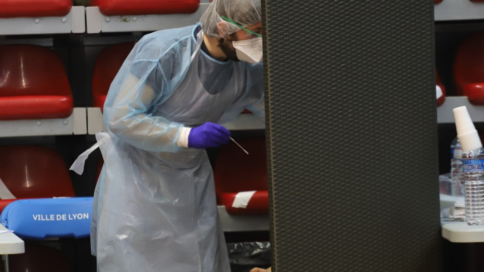 Près de Lyon : il refuse les tests PCR pour éviter l’expulsion