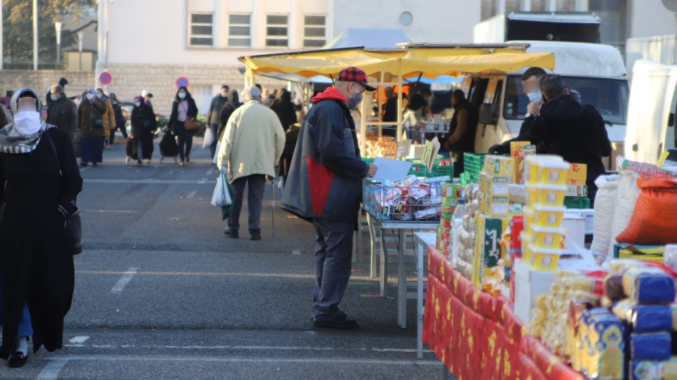 Près de Lyon : un vendeur du marché réclame son dû à une mère, il est tabassé par son fils