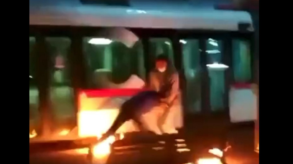 Près de Lyon : l’homme qui a tenté d’incendier un bus à Vaulx-en-Velin tabassé par un témoin