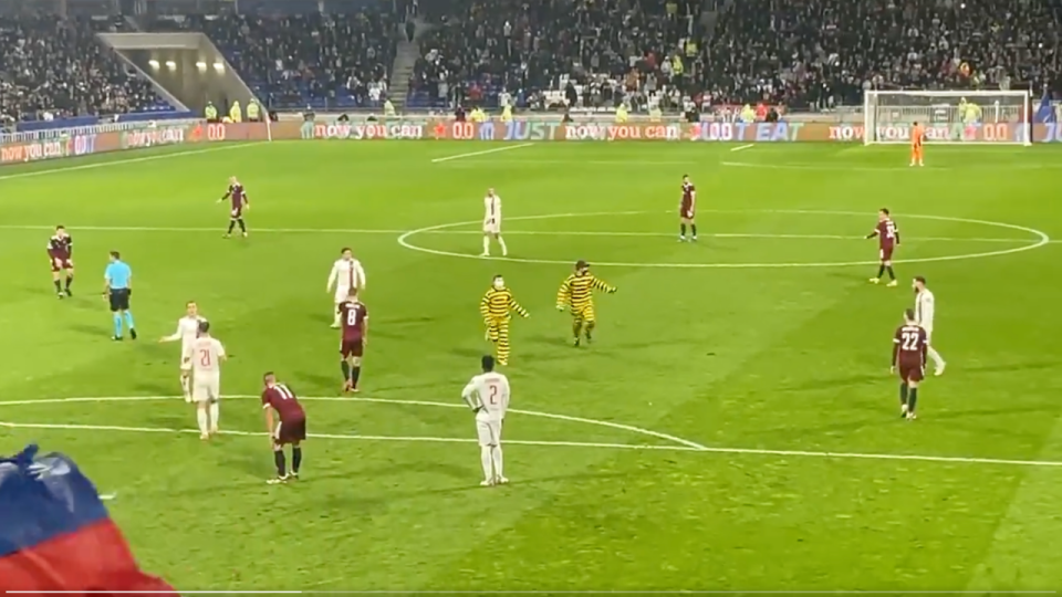 Les Daltons envahissent la pelouse du Groupama Stadium pendant OL-Prague ! - VIDEO