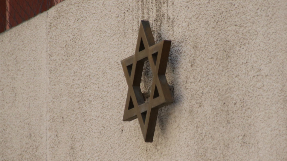 Villeurbanne : à 15 ans, il brandit une machette devant une école juive et menace les élèves