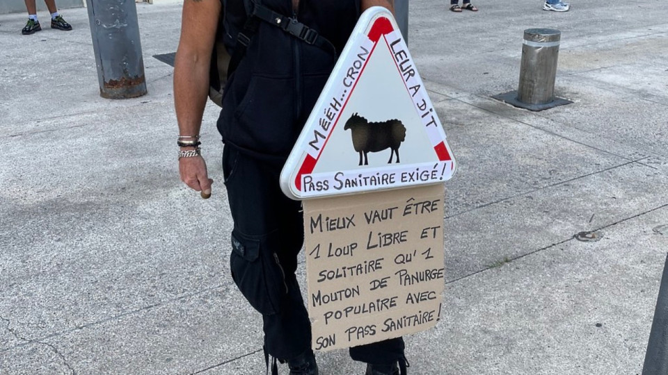 Une manifestation aux flambeaux organisée ce mercredi à Lyon par les anti pass sanitaire