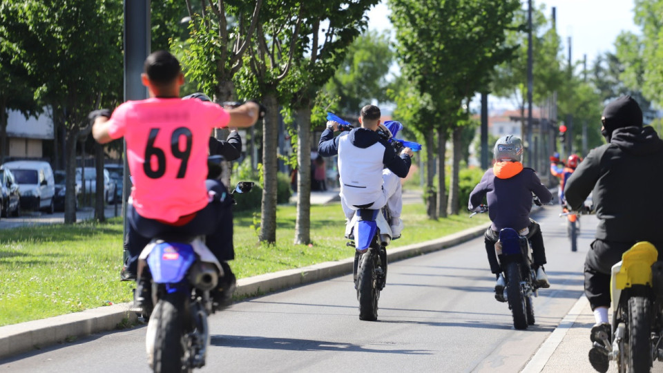 Près de Lyon : l'auteur de rodéos s'enfuit mais la police le retrouve grâce à ses vidéos sur les réseaux sociaux