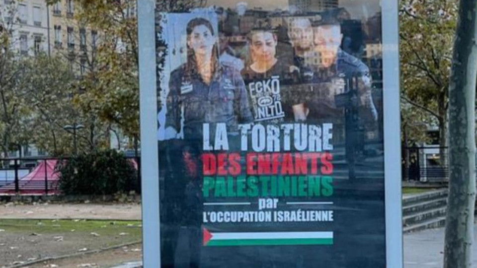 Lyon : des panneaux JC Decaux piratés affichent des messages anti-israël