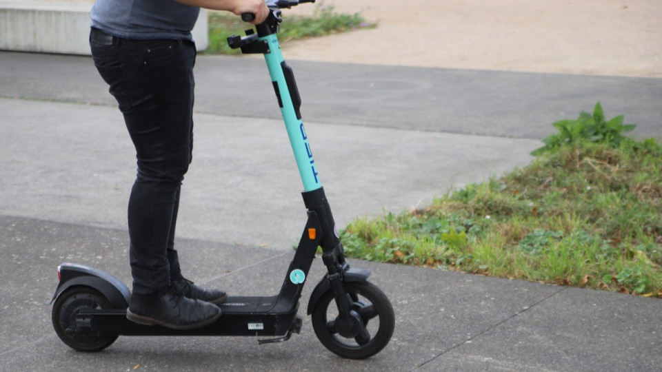 Lyon : en voiture, ils percutent une trottinette, prennent la fuite et reviennent sur les lieux